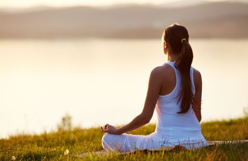 yoga ve dis sikma ozlem aylikci ortodonti uzmani seffaf plak uzmani invisalign uzmani Bahadir ugur aylikci periodontoloji uzmani dis eti uzmani