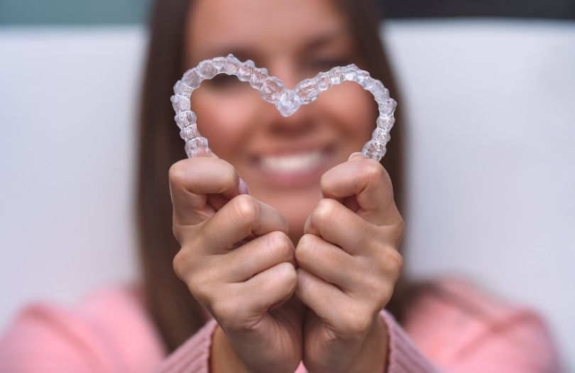 Nasıl En İyi Şeffaf Plak Hastası Olursunuz? Invisalign Şeffaf Plaklar Dr. Özlem Aylıkcı Şeffaf Plak Uzmanı İnvisalign Provider İnvisalign uzmanı nişantaşı ortodonti uzmanı istanbul ortodonnti uzmanı