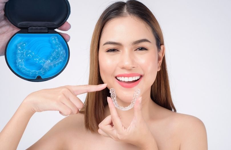 invisalign şeffaf plak Invisalign şeffaf plak tedavisi Şeffaf Plak Tedavisi İçin Nasıl Hazırlanmalıyım? İnvisalign Plakları Nasıl Kullanılmalı?​