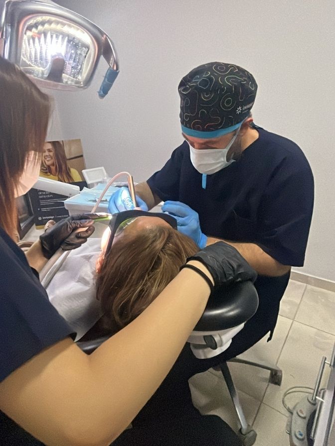 Uzm Dr Bahadir Ugur Aylikci Dis Eti Uzmani Periodontoloji Uzmani Implant Uzmani Gulus Tasarimi Uzmani Vaka Sirasinda 3